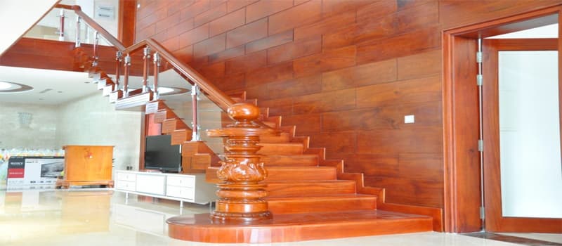 Cầu thang gỗ được hoàn thiện bằng sơn PU