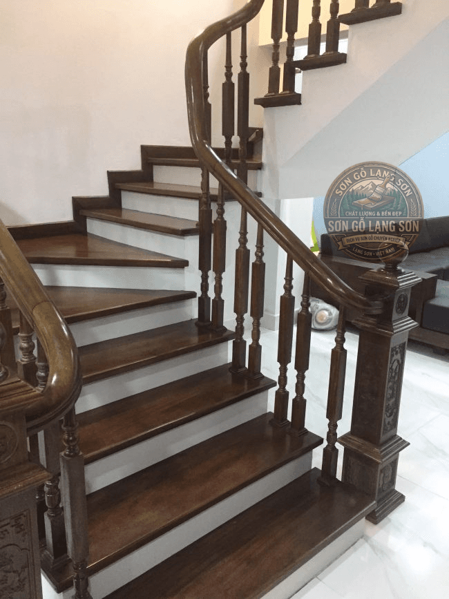 Cầu thang gỗ được sơn mới