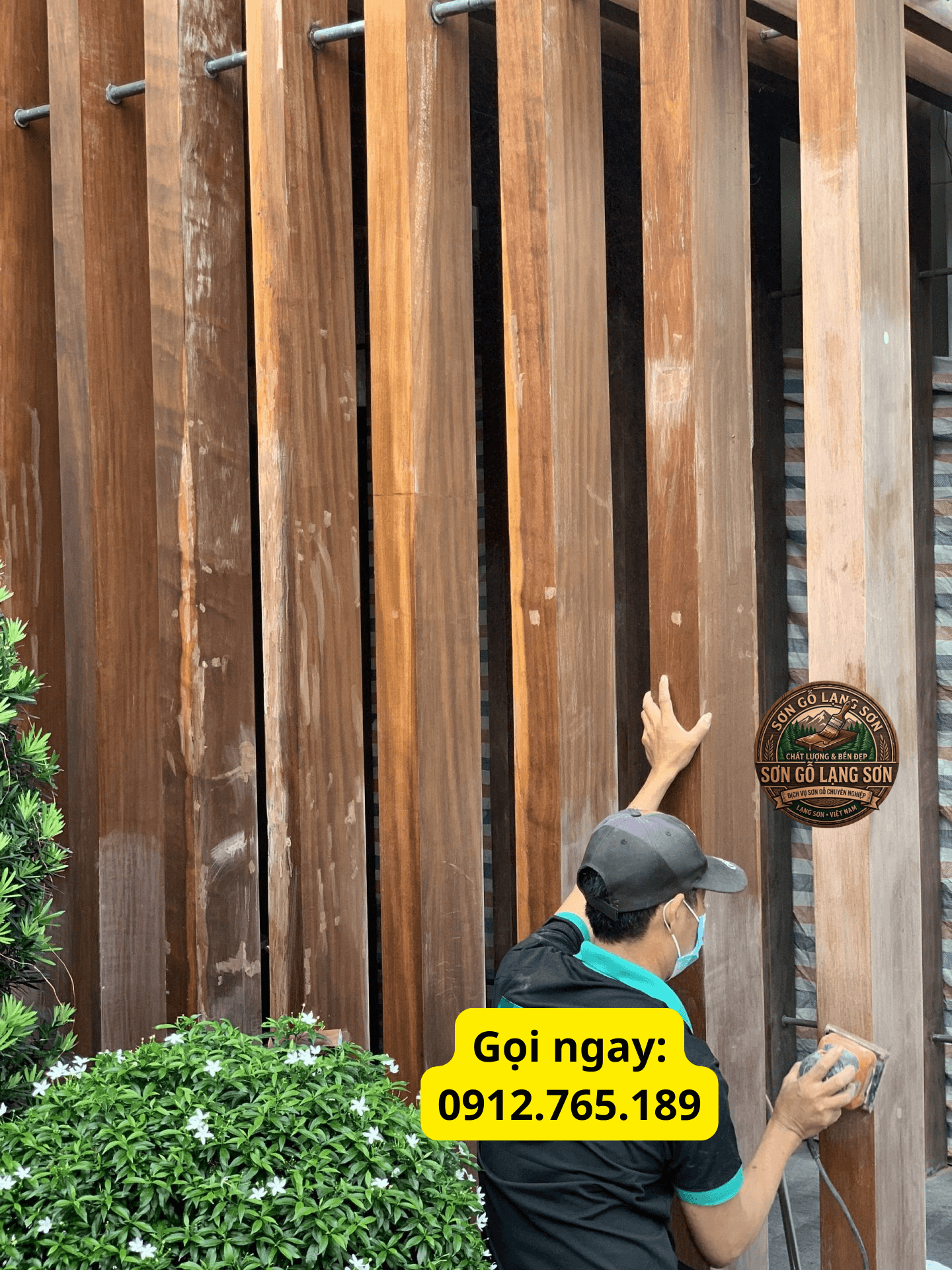Nghệ nhân đang kiểm tra chất lượng gỗ